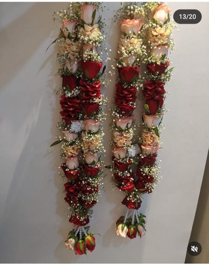 Trending Fresh Garland: Elegant Roses with Delicate Gypsophila